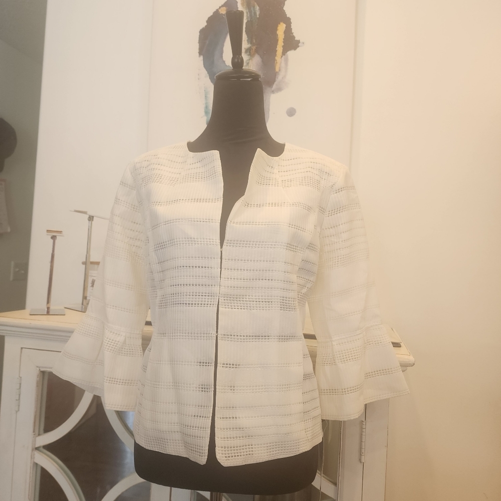 KATE & ROSY, NEW WITH TAGS, GORGEOUS LIGHTWEIGHT LACE BUTTON UP BLAZER. 😍